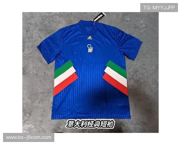 创新设计拼接螺纹袖口足球服展现运动时尚与舒适兼备的完美平衡